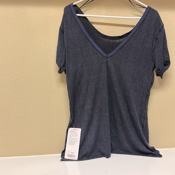 Lululemon T-shirt - Picture 3 of 5